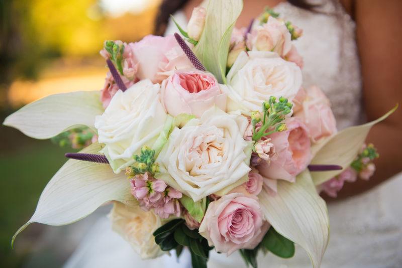 新娘手里的漂亮捧花