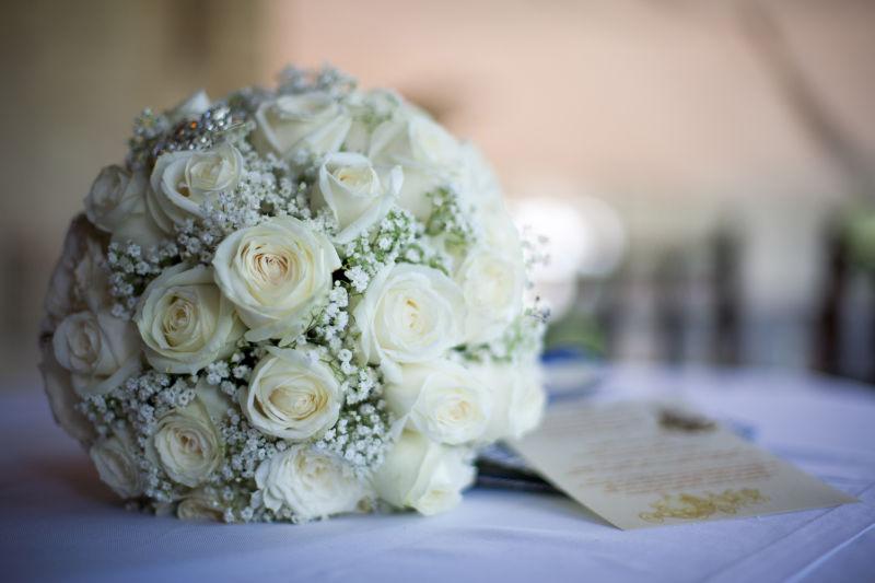 木桌上的白色手捧花