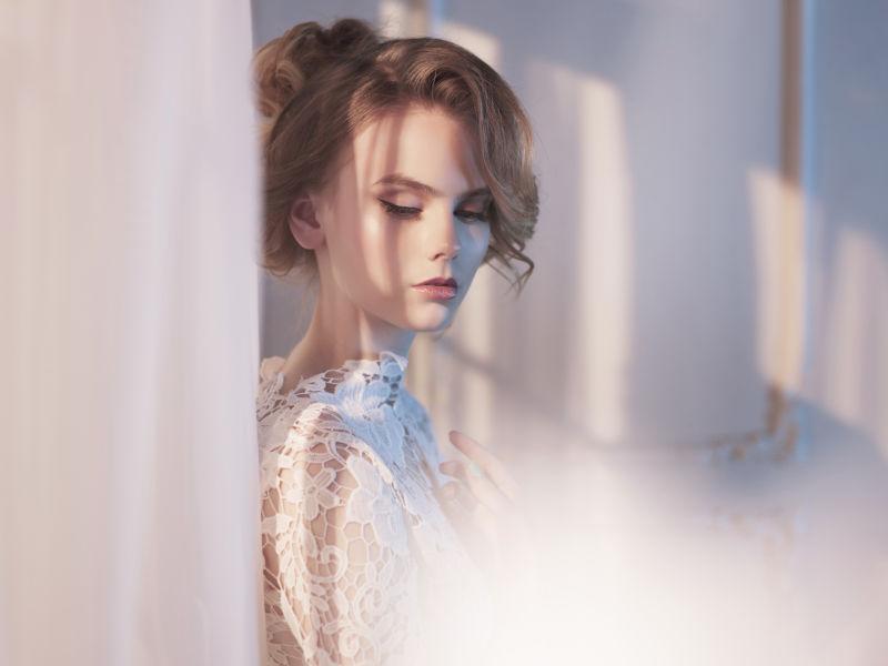 异国美女穿着婚纱