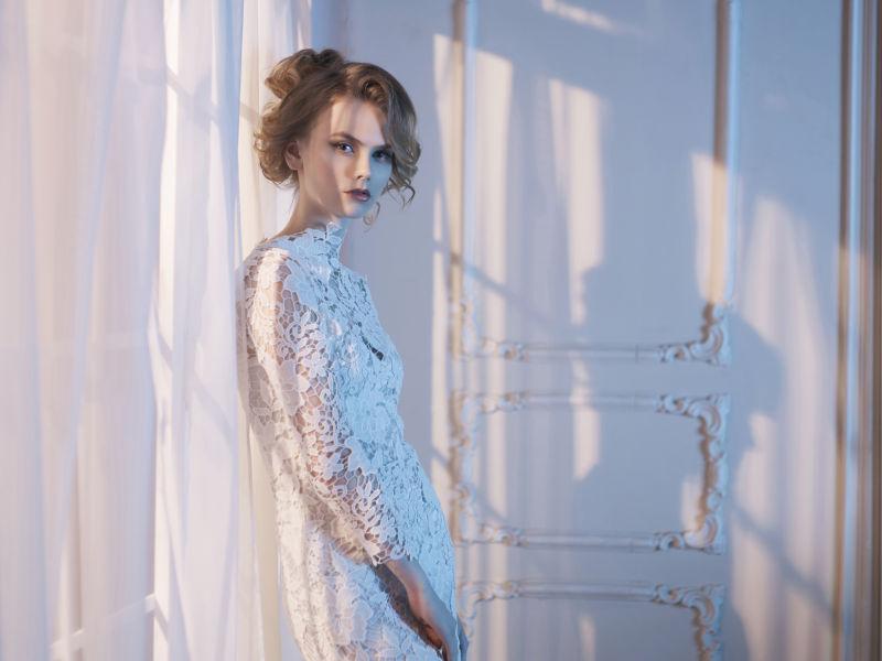 美女穿着白色类似女装