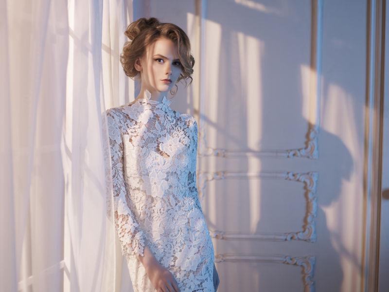 橱窗里的穿着蕾丝美女