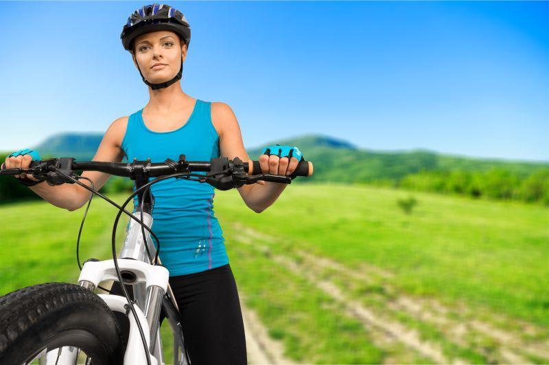 在山地骑自行车的女人