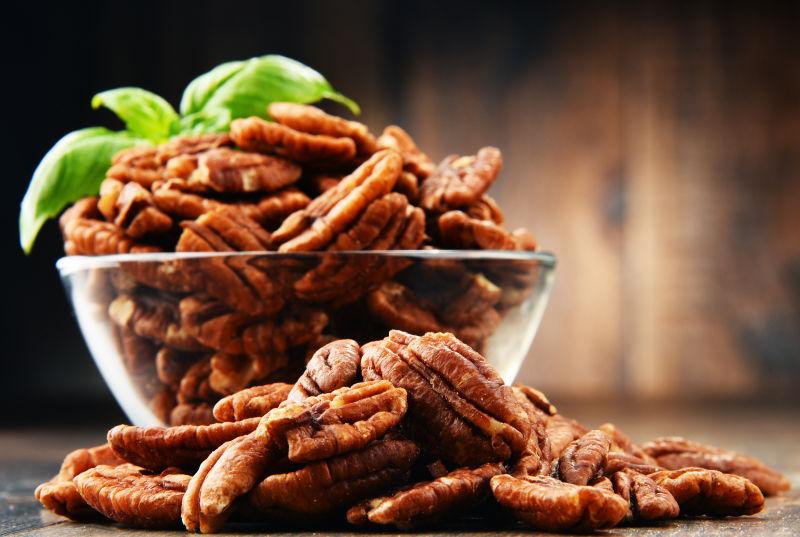 木桌上有核桃仁的碗