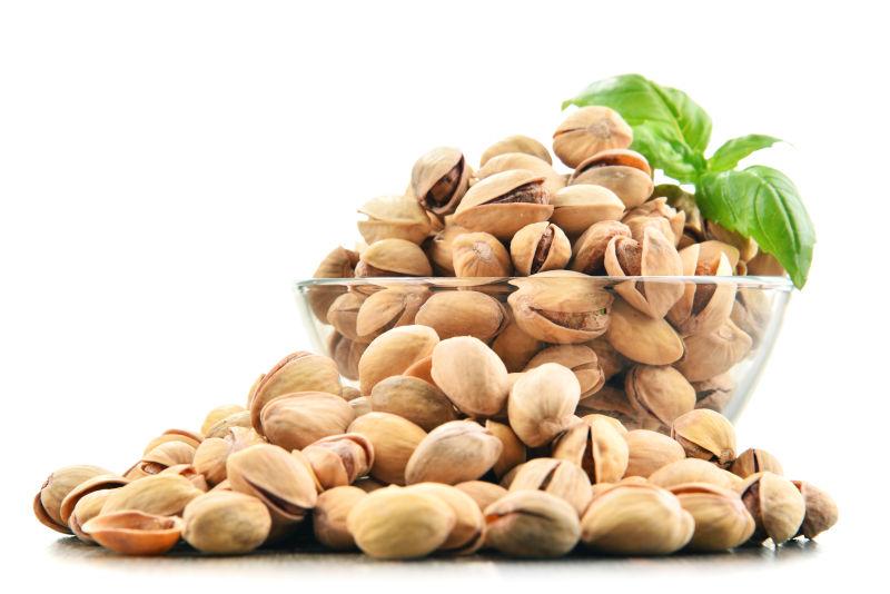 白色背景上开心果碗