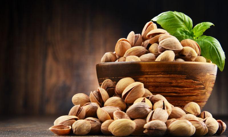 木桌子上的开心果碗