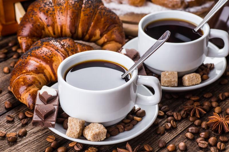 餐桌上咖啡和面包的早餐