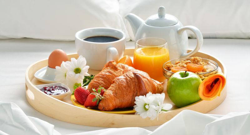 床上的早餐托盘