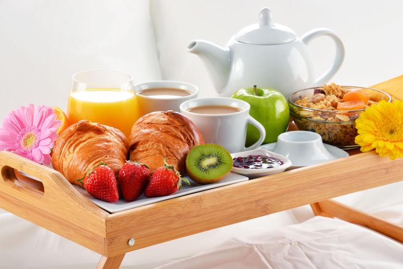 酒店房间床上的丰盛早餐