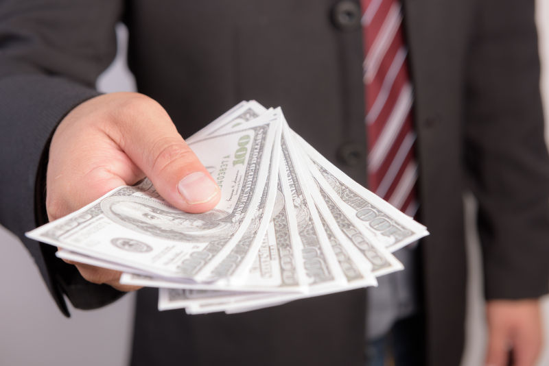 商人拿着大量美元