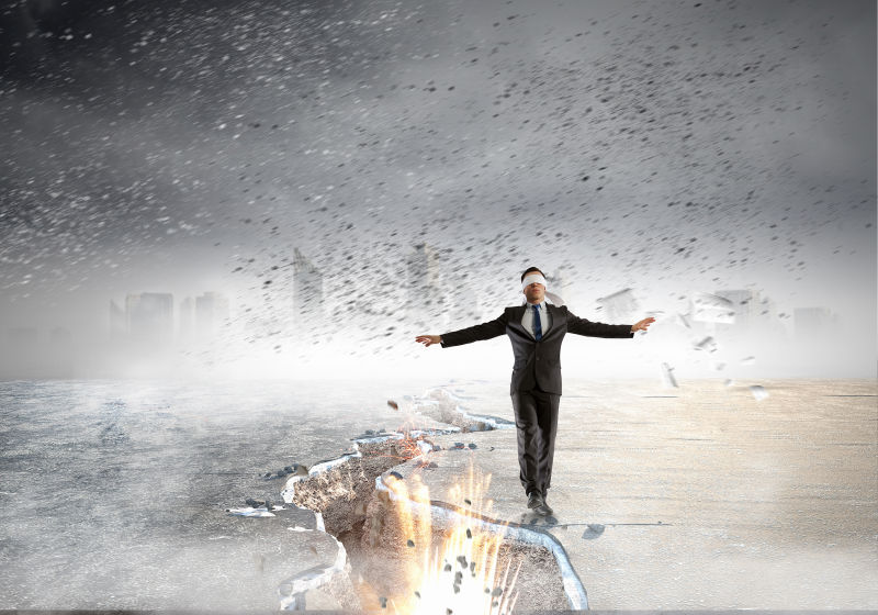 站在悬崖边缘的商人