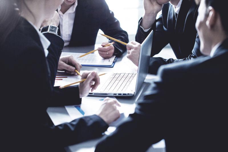 商人一起参加商务会议