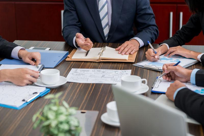 商务人员在会议上工作的文件