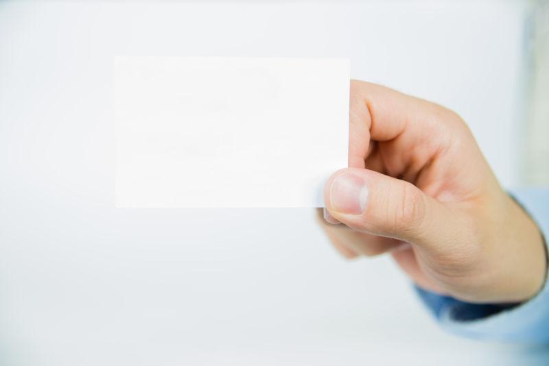 拿着空白名片的商务人士