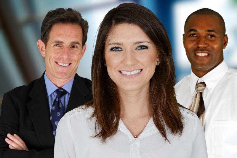 三个面带笑容的商务人士