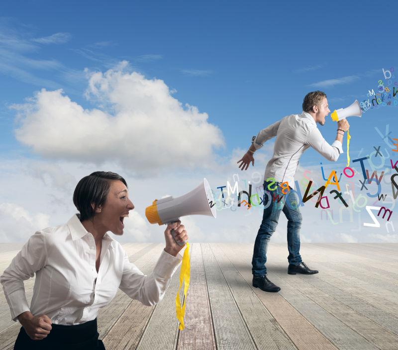 拿着扩音喇叭的两个业务人士