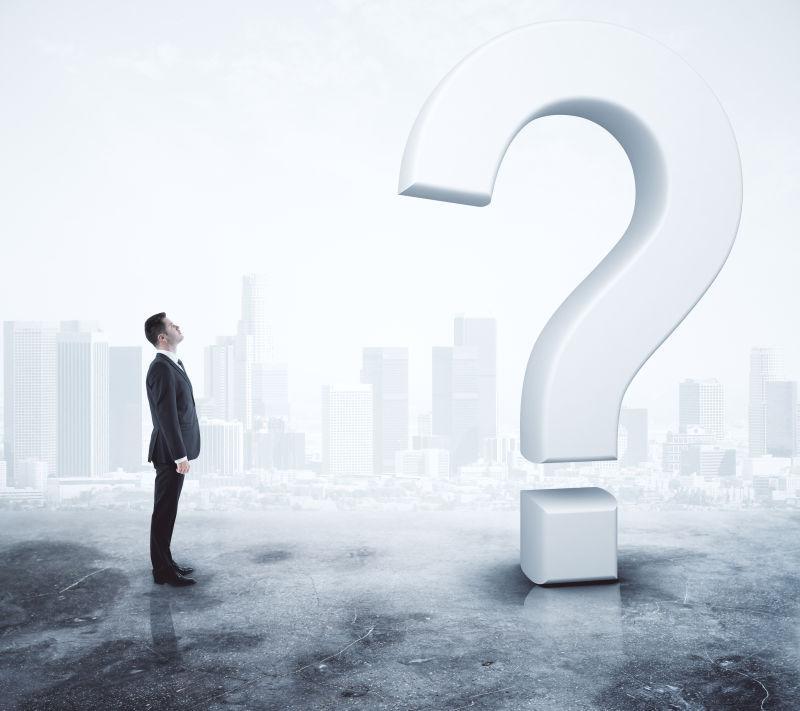 城市背景下的商人和问号