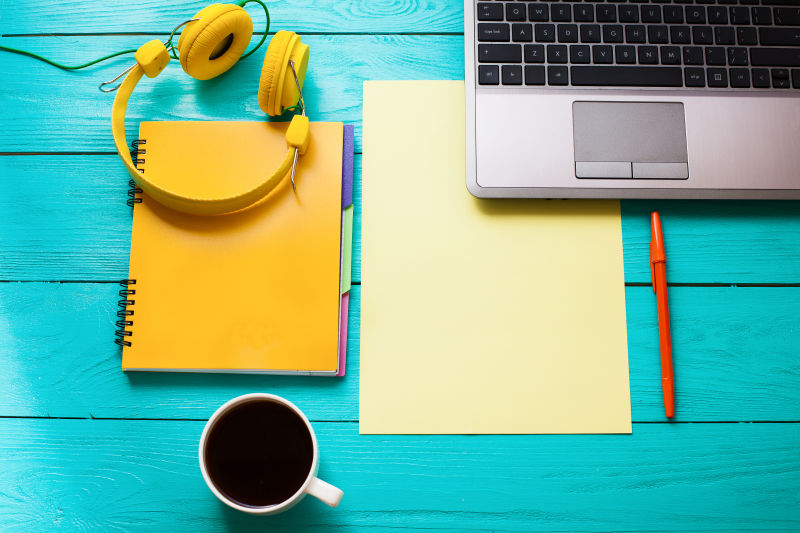 木桌上的黑咖啡和笔记本电脑