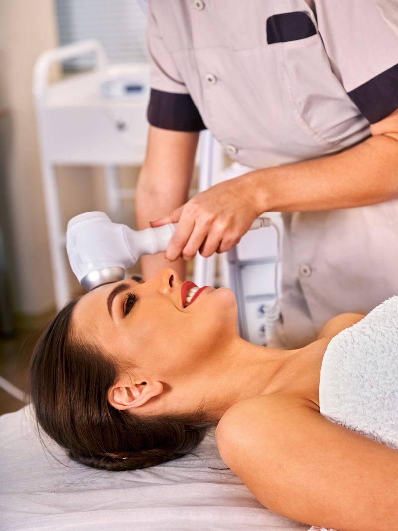 美容中心做面部抗衰老护理的女人