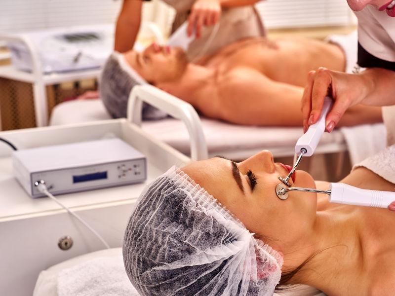 美容中心做面部按摩的情侣