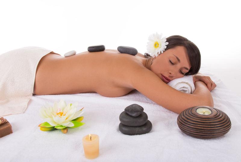 美容中心接受热石按摩的美女