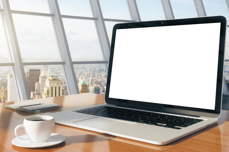 桌子上的电脑和咖啡