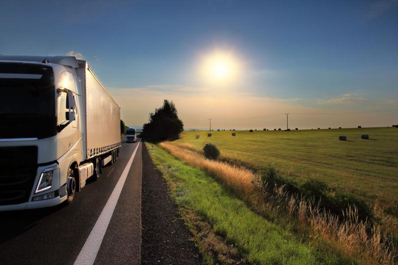 日落时行驶在公路上的货车