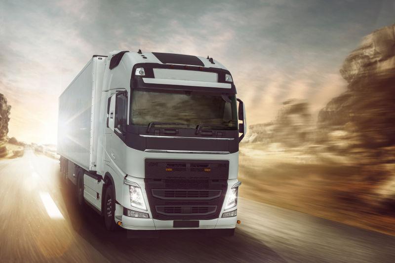 在公路上快速行驶的白色货车