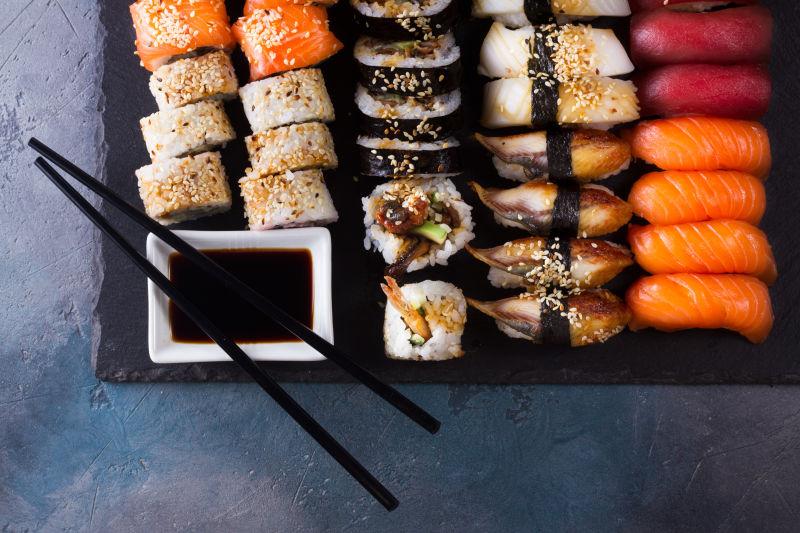 日本寿司大套有两个木制黑色筷子