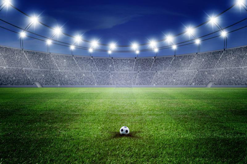夜间体育场的足球