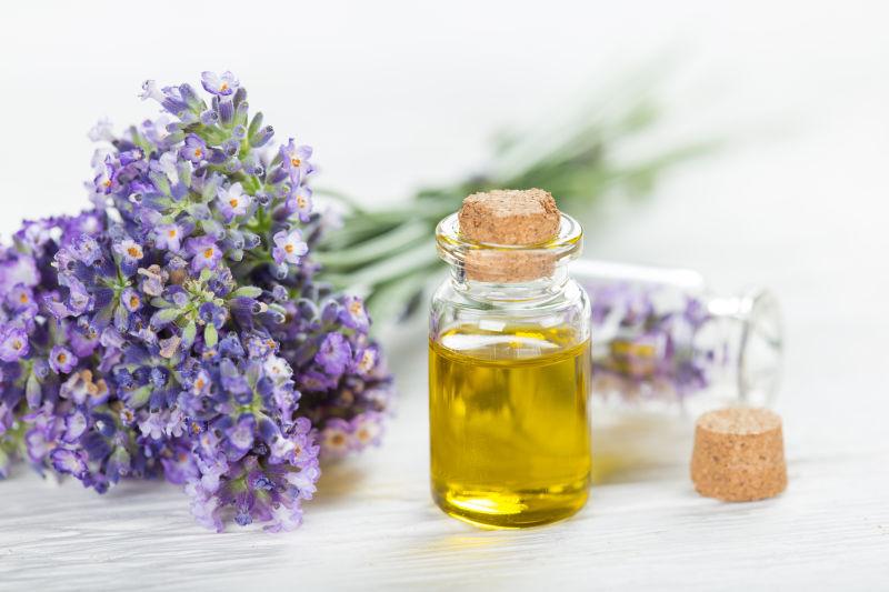 桌子上的薰衣草精油