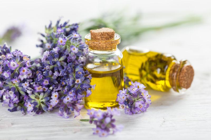 木桌上的薰衣草精油