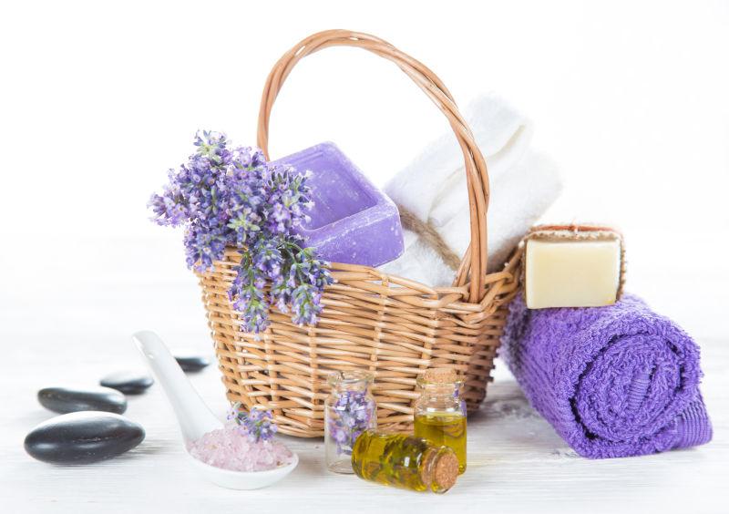 浴盐和薰衣草精油