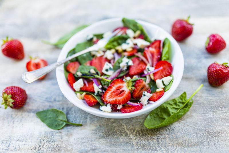 美味健康的草莓沙拉和蓝奶酪菠菜