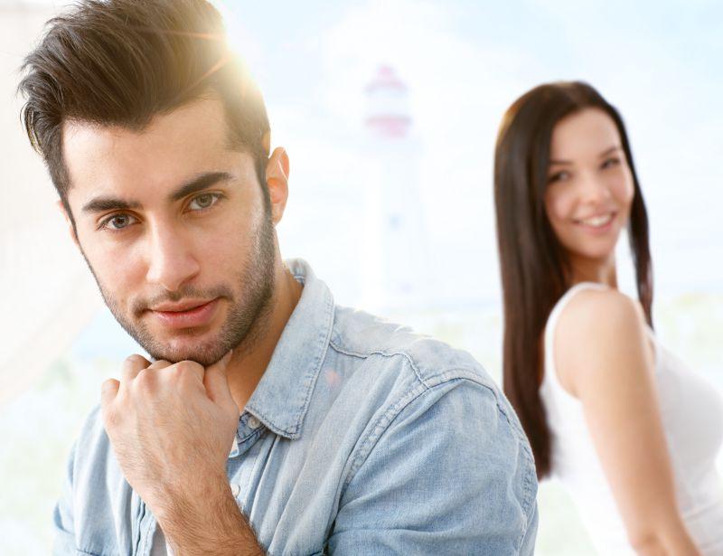 阳光下的幸福情侣