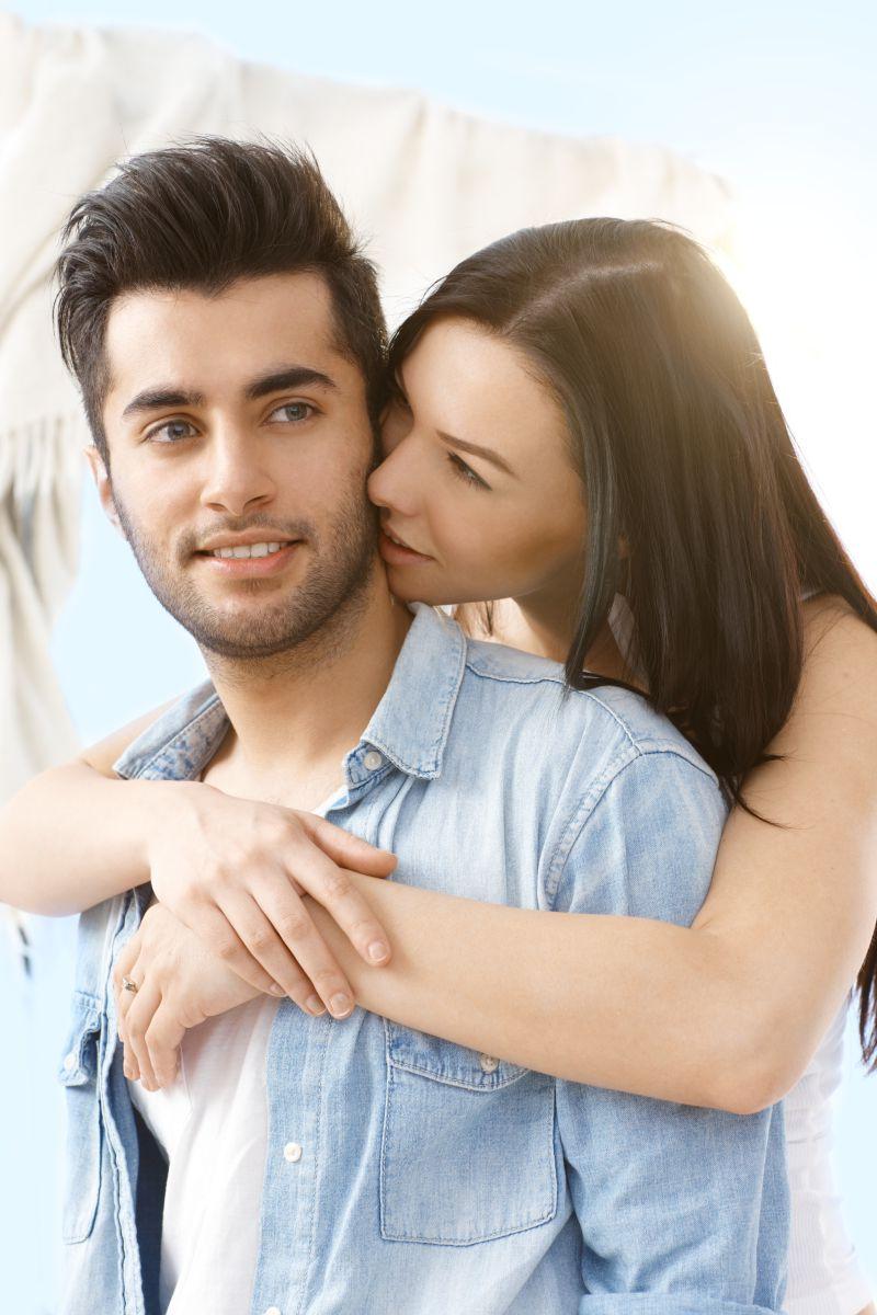 年轻的情侣拥抱在一起