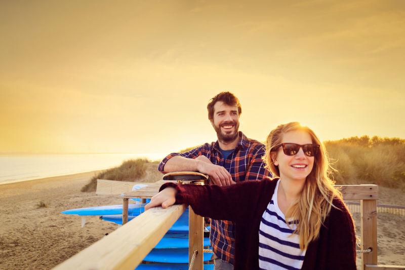 海边一对幸福情侣