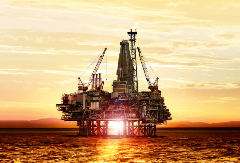 日落时的海上石油钻井平台