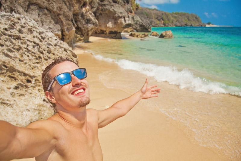 在海滩上自娱自乐的人