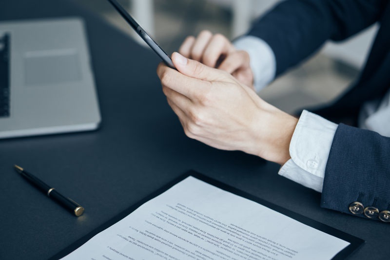 办公桌前使用平板电脑的商务人士