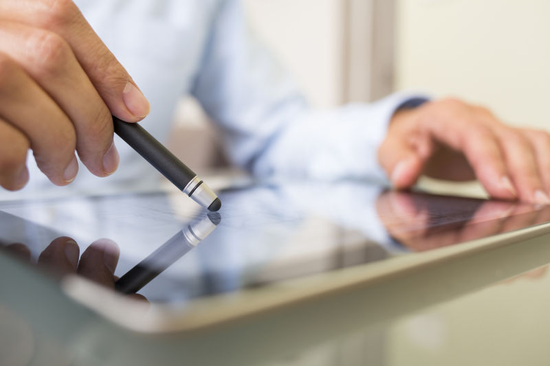 使用手写笔和平板电脑的商务人士