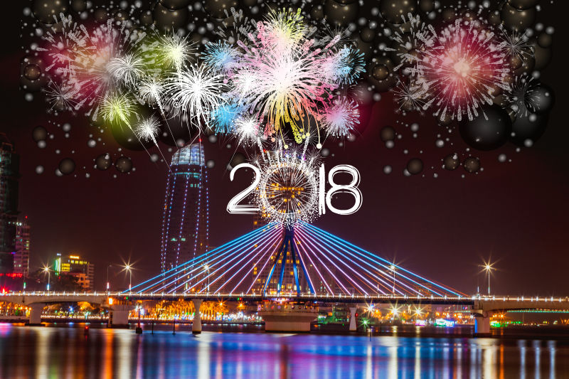 城市上空的2018烟火