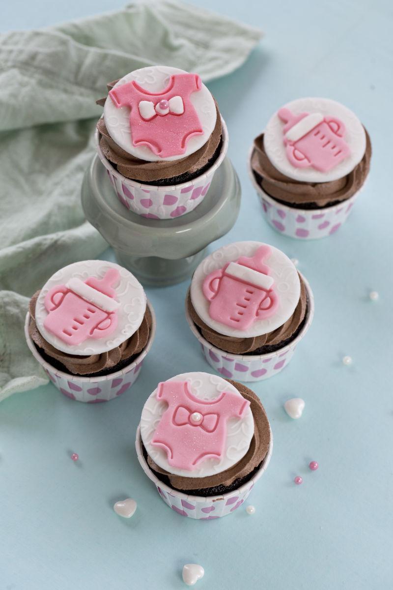 粉红巧克力的宝宝纸杯蛋糕