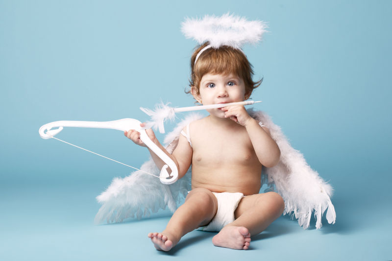 蓝色背景下的小天使