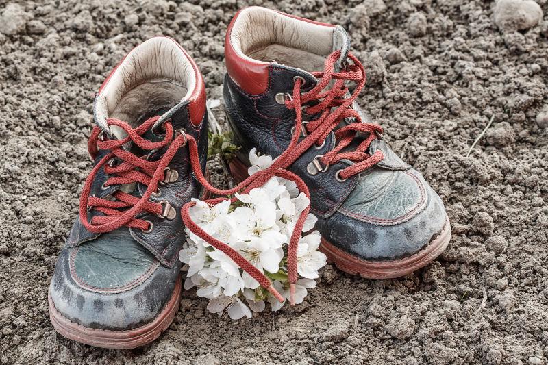 把老的和脏的小宝贝靴子放在心形的鞋带上