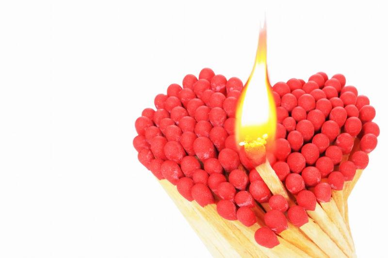 白色背景下的心形火柴