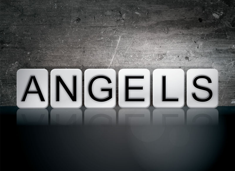 写在白色瓷砖上的天使字母单词