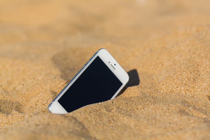 海滩上的手机