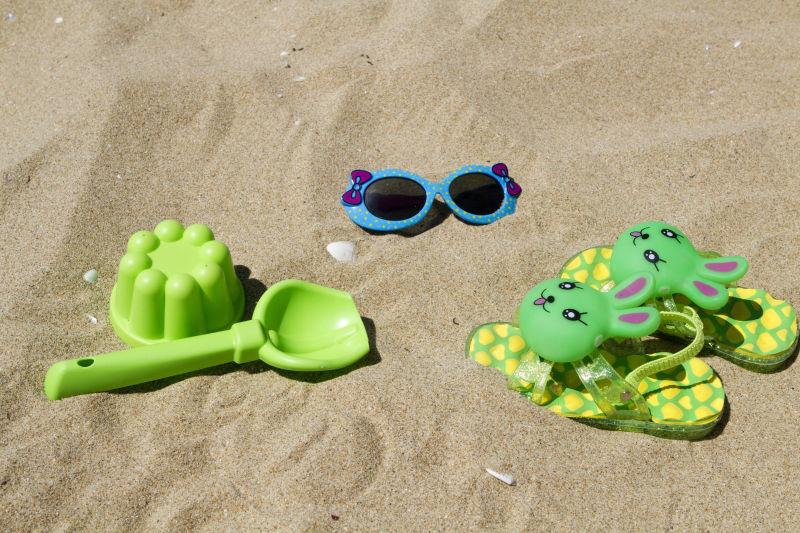 海滩上的沙水玩具