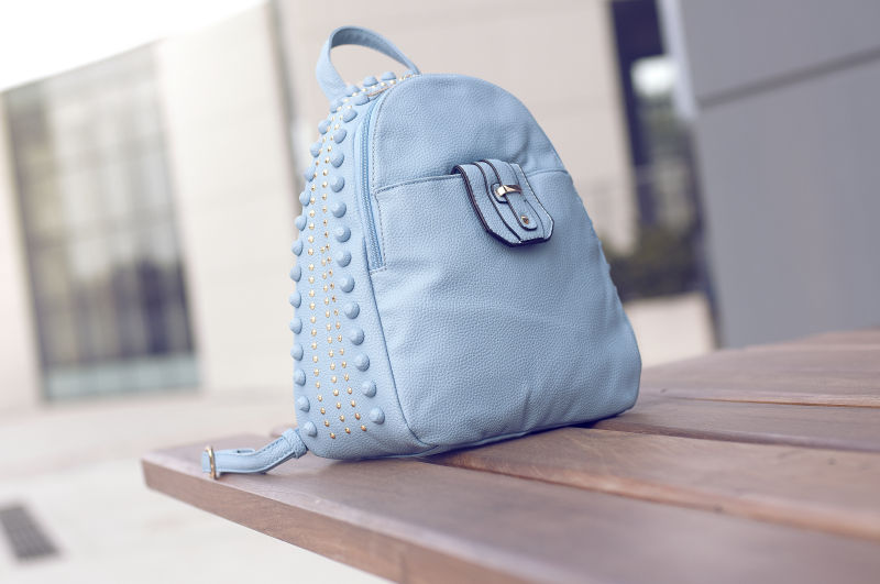 长椅上的女性时尚包包