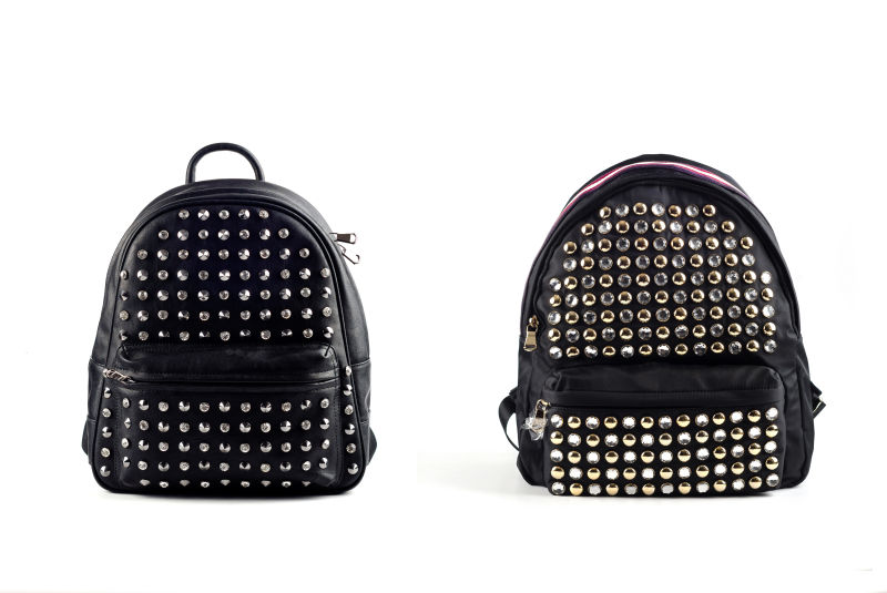 白色背景下的女性双肩背包